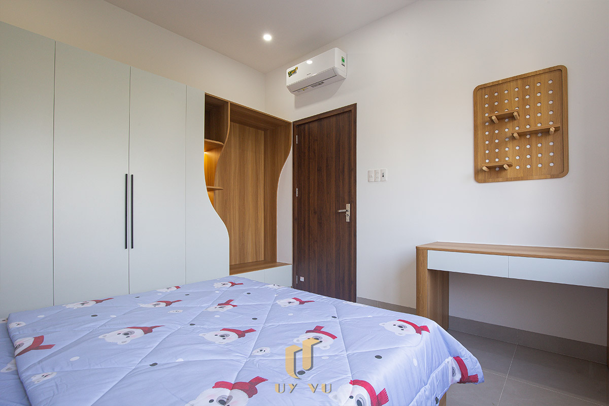 Mỡ Apartment – Căn Hộ Cho Thuê Đà Nẵng Hiện Đại, Tối Ưu 28 - Toàn cảnh phòng ngủ với tủ áo, bàn làm việc và điều hòa treo tường