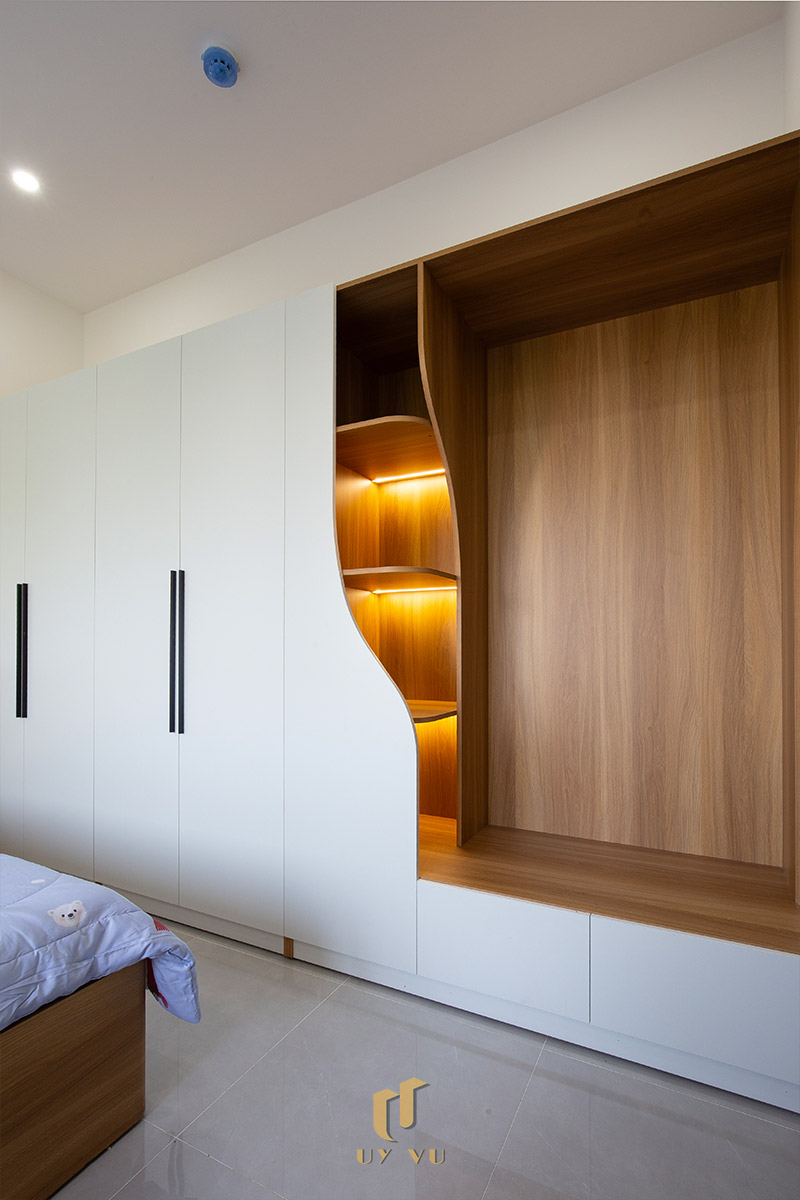 Mỡ Apartment – Căn Hộ Cho Thuê Đà Nẵng Hiện Đại, Tối Ưu 29 - Chi tiết tủ quần áo kết hợp kệ mở bo cong và đèn LED trang trí