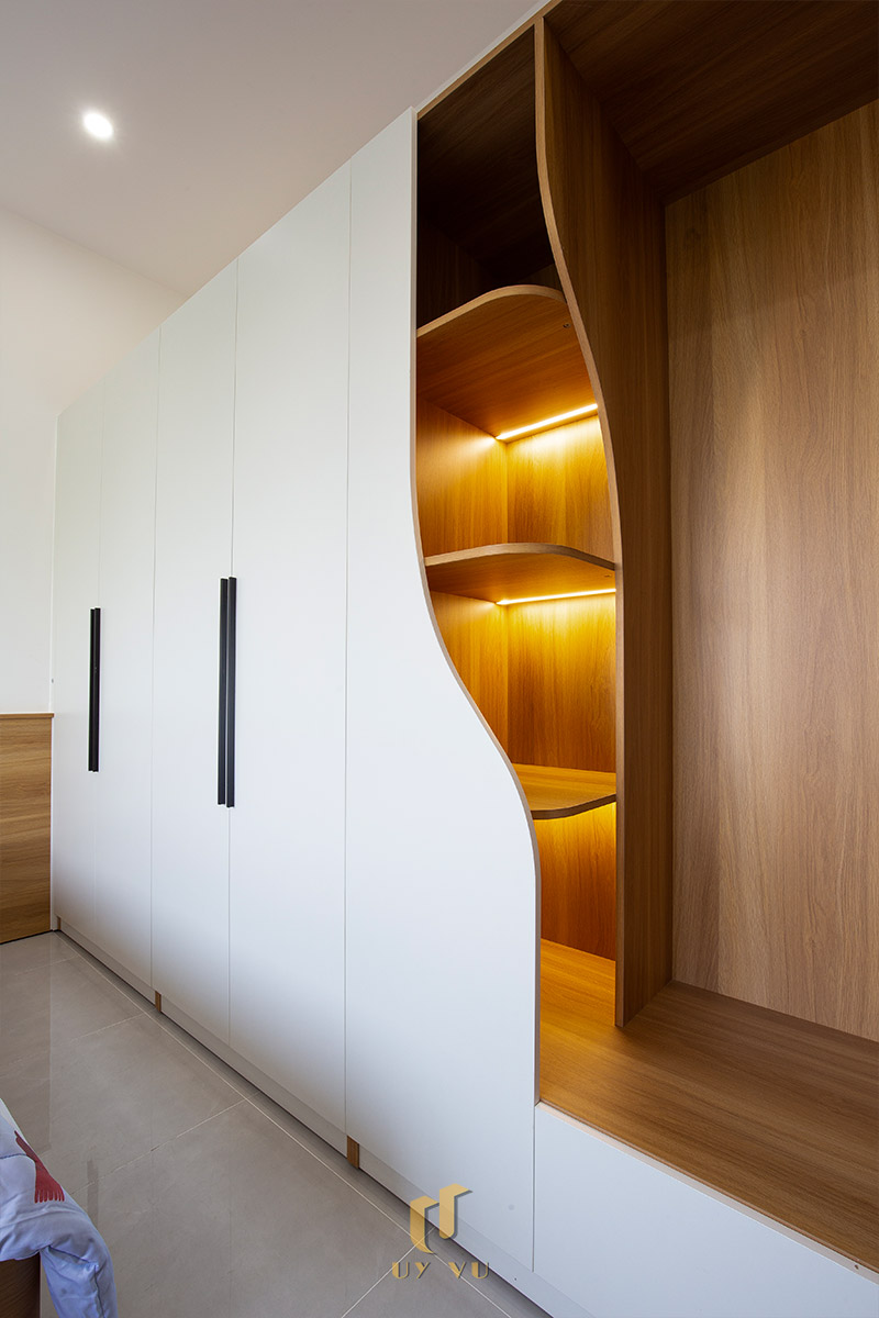 Mỡ Apartment – Căn Hộ Cho Thuê Đà Nẵng Hiện Đại, Tối Ưu 30 - Góc cận cảnh kệ trang trí tích hợp trong tủ quần áo với ánh sáng ấm