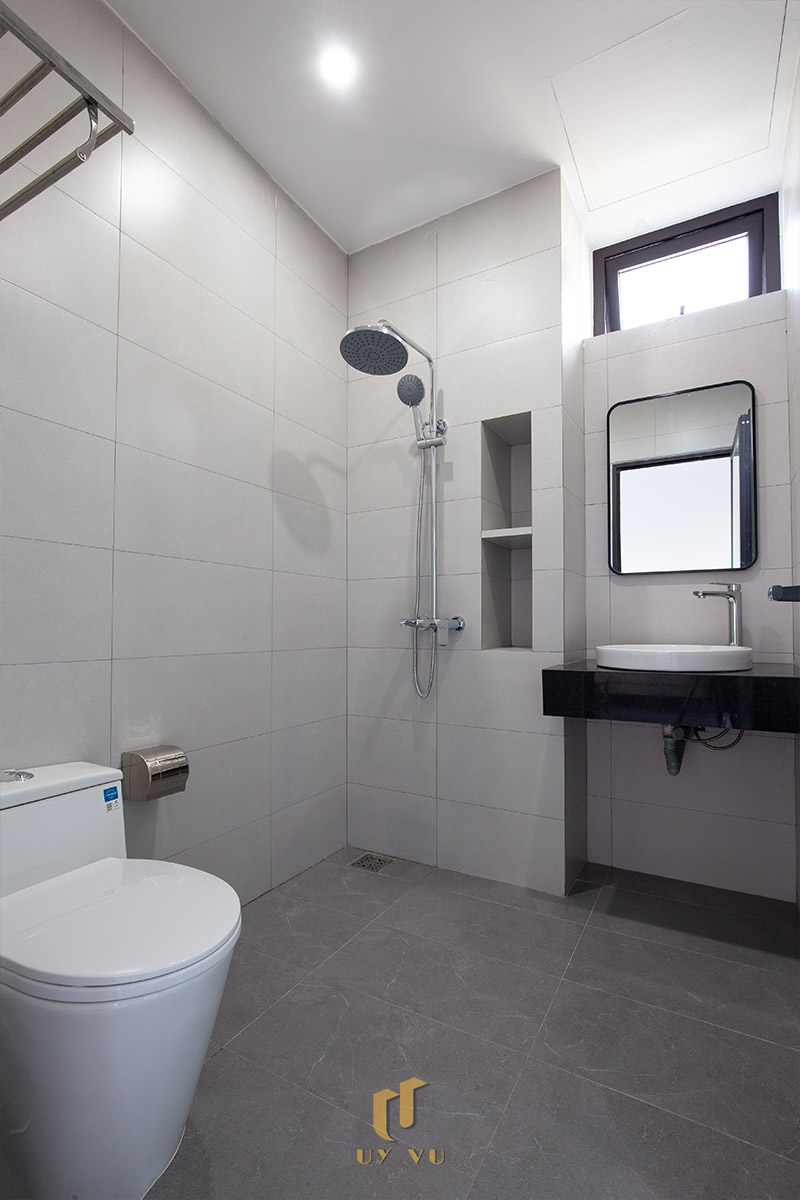 Mỡ Apartment – Căn Hộ Cho Thuê Đà Nẵng Hiện Đại, Tối Ưu 32 - Phòng tắm căn hộ Mỡ Apartment với vòi sen, lavabo và thiết kế hiện đại