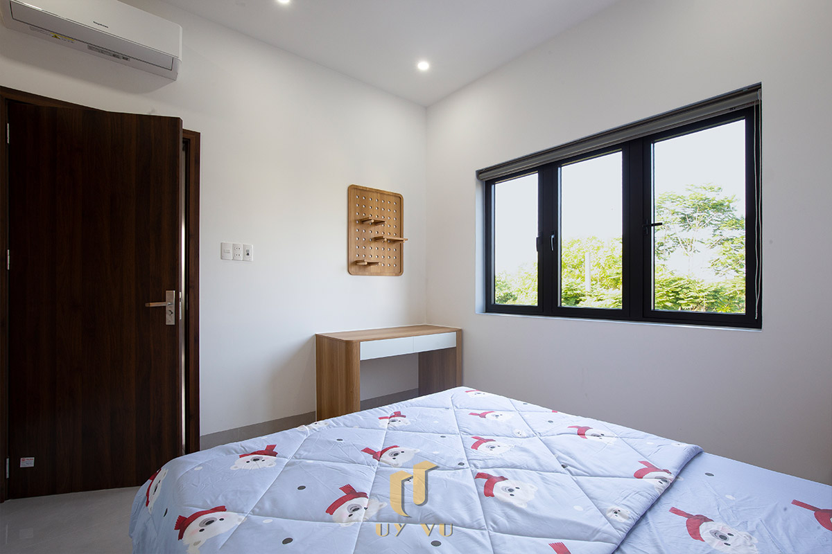 Mỡ Apartment – Căn Hộ Cho Thuê Đà Nẵng Hiện Đại, Tối Ưu 33 - Góc phòng ngủ nhìn về cửa sổ và bàn làm việc với không gian sáng tự nhiên