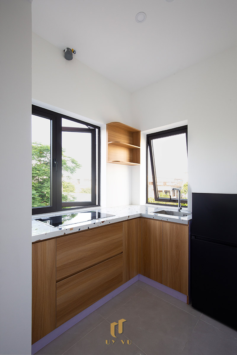 Mỡ Apartment – Căn Hộ Cho Thuê Đà Nẵng Hiện Đại, Tối Ưu 34 - Khu bếp căn hộ cho thuê Đà Nẵng với thiết kế nhỏ gọn, đầy đủ tiện nghi và ánh sáng tự nhiên