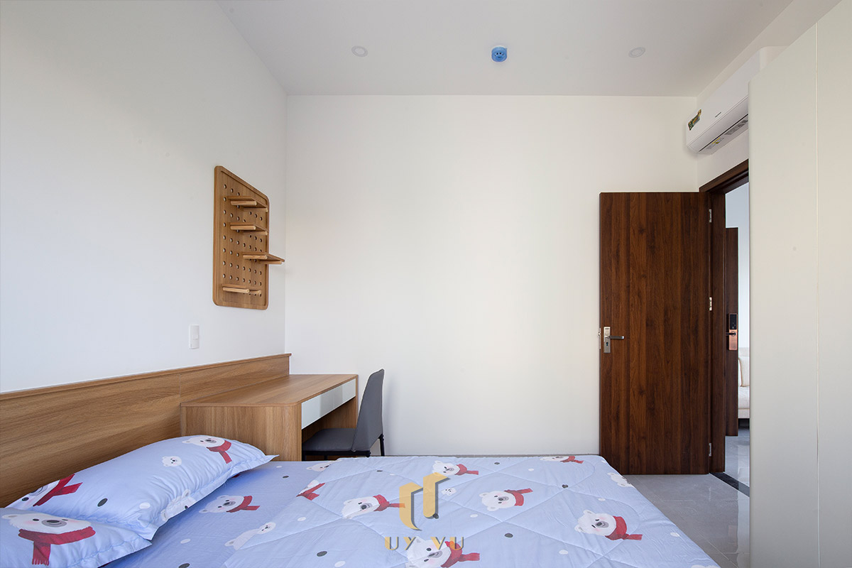 Mỡ Apartment – Căn Hộ Cho Thuê Đà Nẵng Hiện Đại, Tối Ưu 36 - Không gian phòng ngủ sáng thoáng, có bàn làm việc tiện lợi trong căn hộ cho thuê Đà Nẵng