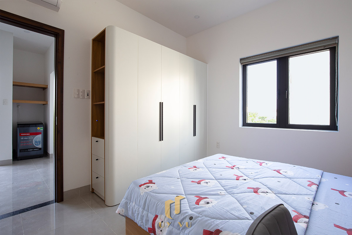 Mỡ Apartment – Căn Hộ Cho Thuê Đà Nẵng Hiện Đại, Tối Ưu 37 - Phòng ngủ với tủ quần áo lớn và cửa sổ đón gió tự nhiên