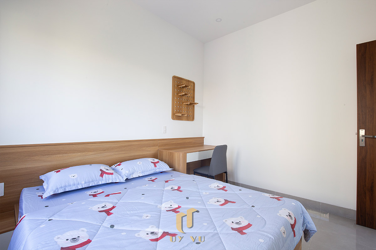 Mỡ Apartment – Căn Hộ Cho Thuê Đà Nẵng Hiện Đại, Tối Ưu 38 - Góc phòng ngủ căn hộ cho thuê Đà Nẵng với giường đôi và không gian rộng rãi