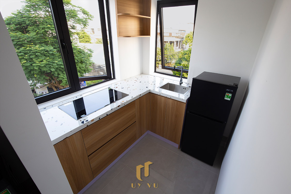 Mỡ Apartment – Căn Hộ Cho Thuê Đà Nẵng Hiện Đại, Tối Ưu 40 - Khu bếp căn hộ cho thuê Đà Nẵng bố trí chữ L, tối ưu diện tích sử dụng