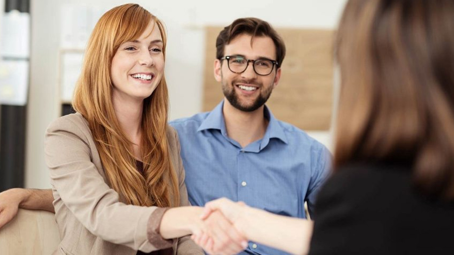 Xây dựng mối quan hệ tốt với khách thuê giúp tăng khả năng giữ chân khách hàng