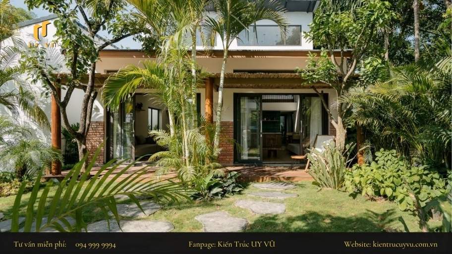 Thiết kế phong thủy nhà vườn giúp nâng tầm không gian sống Nên đặt cây ở các điểm giao thoa và đón gió như cửa chính, ban công, hoặc góc phòng khách